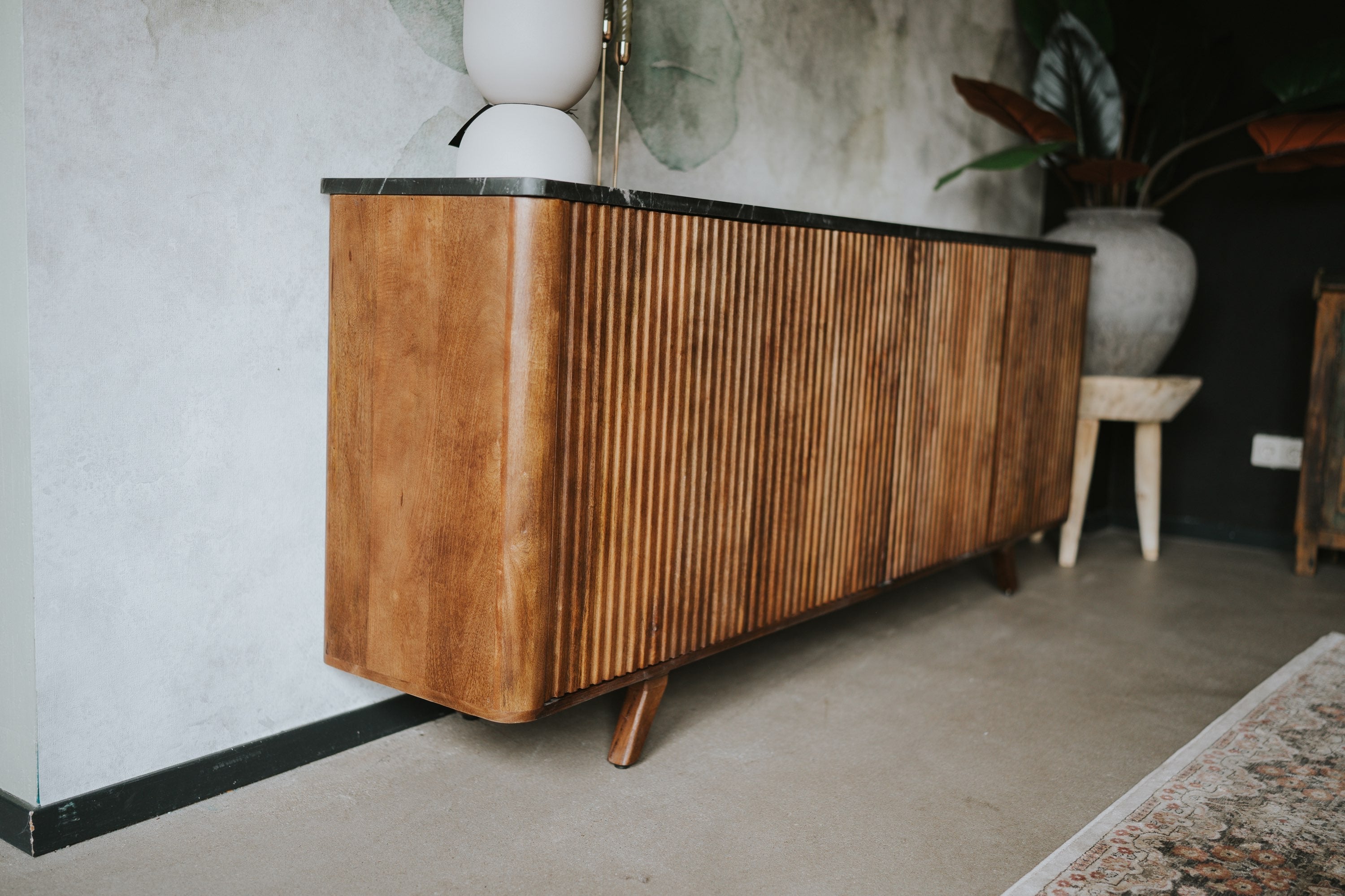 Dressoir walnoot Mahindra met marmer 160cm