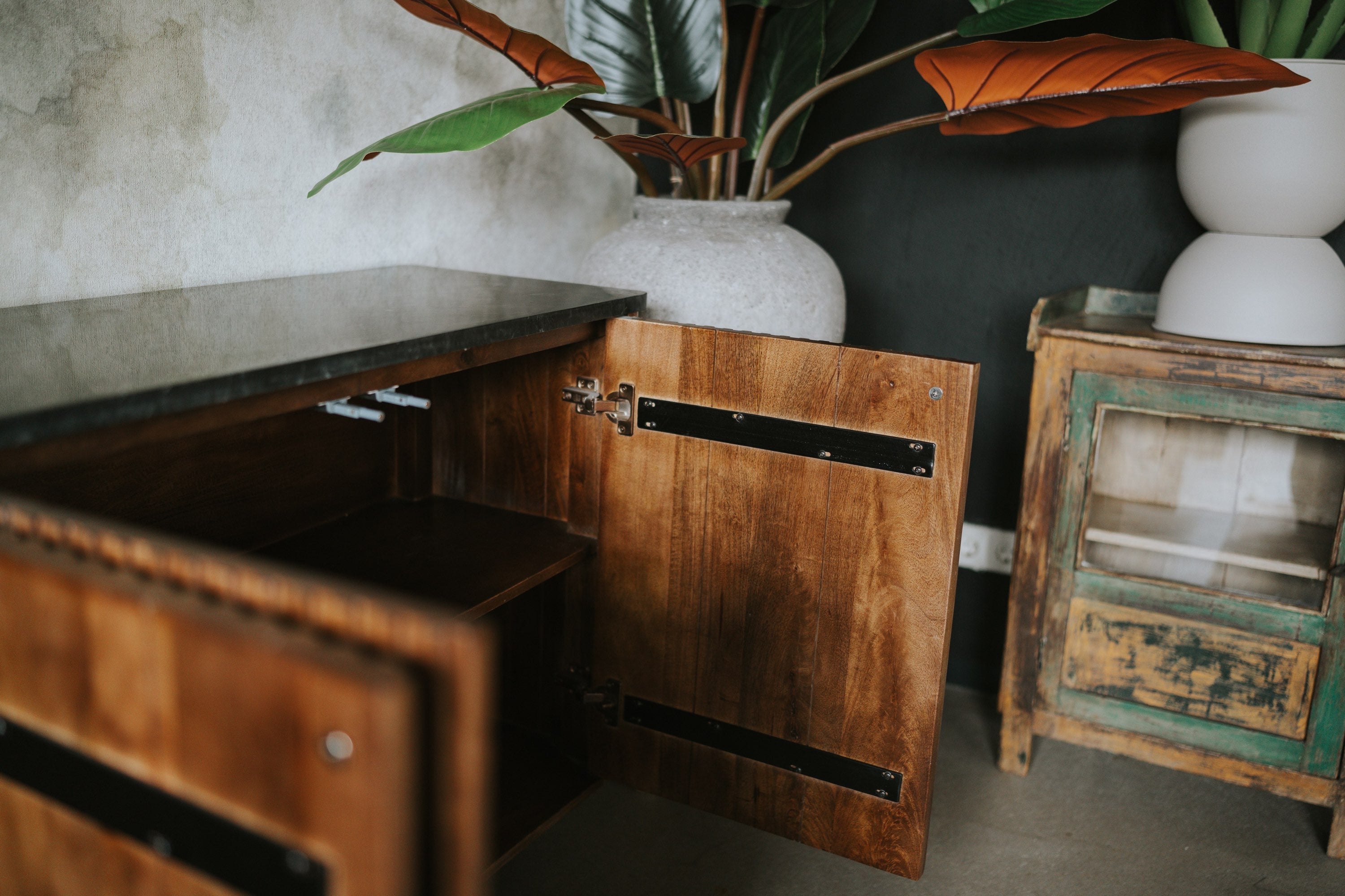 Dressoir walnoot Mahindra met marmer 160cm